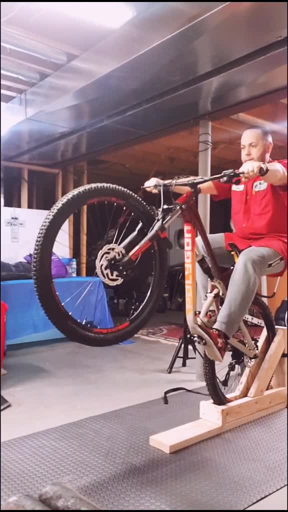 polygon bike是一家國(guó)際知名的專業(yè)自行車公司 主要生產(chǎn)制造鋼 鋁合金 碳纖維等材質(zhì)的自行車 其設(shè)計(jì)團(tuán)隊(duì)和研發(fā)團(tuán)隊(duì)中,有許多國(guó)際知名的一線冠軍騎手 產(chǎn)品特色比較注重用戶的體驗(yàn) 在車界獨(dú)樹(shù)一格的polygon,擁有著自主生產(chǎn),專業(yè)組裝和終端銷售的一站