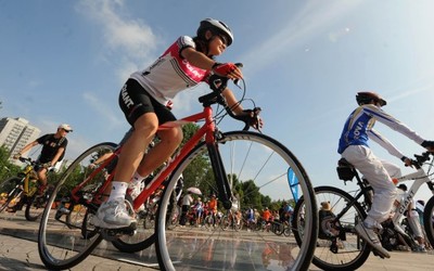 圖文-武漢啟動&ldquo;全民健身日&rdquo;活動 一起騎自行車